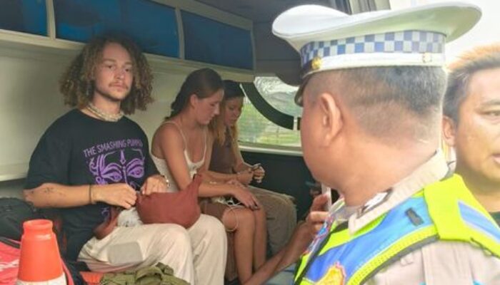 Hiace Bawa 6 Turis Asing ke Bromo dan Bali Kecelakaan di Tol Sumo, Diduga Sopir Mengantuk