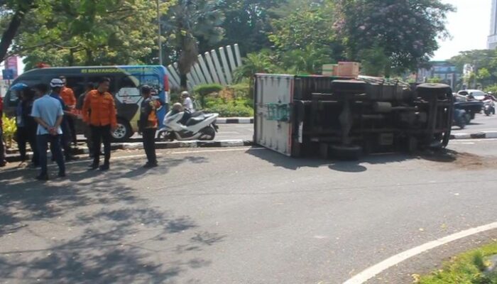 Truk Boks Bermuatan Sembako Terguling di Bundaran Taman Pelangi Surabaya, Lalu Lintas Sempat Macet 15 Menit