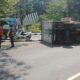 Truk Boks Bermuatan Sembako Terguling di Bundaran Taman Pelangi Surabaya, Lalu Lintas Sempat Macet 15 Menit