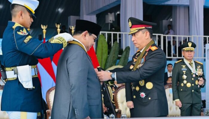 Hari Bhayangkara ke-80, Presiden Prabowo Terima Medali Kehormatan Loka Praja Samrakshana dari Kapolri